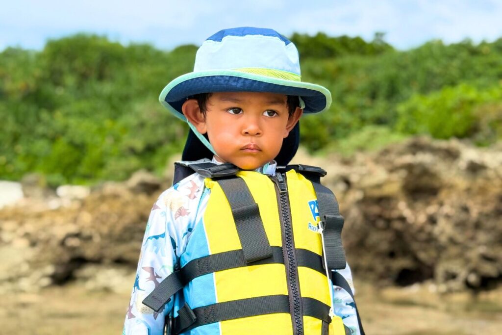ライフジャケットを着てかわいい子ども