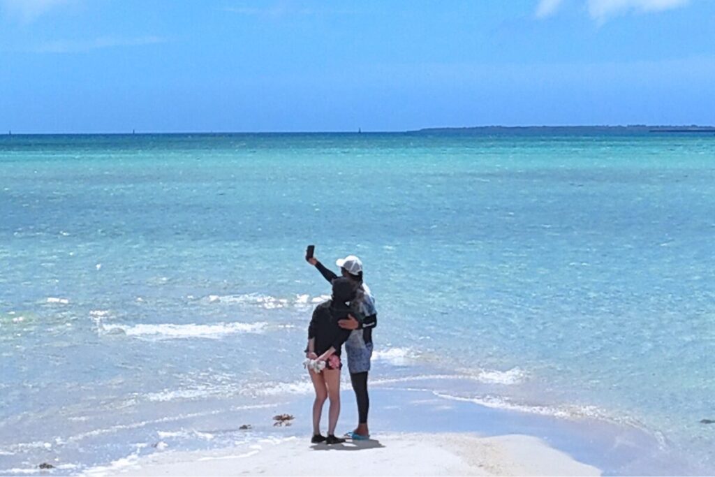 ユニの浜の先端で二人で自撮りショット
