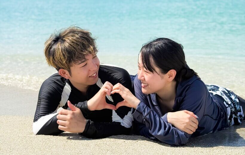 海で遊ぶカップル