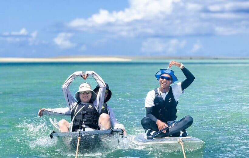 海で遊ぶカップル