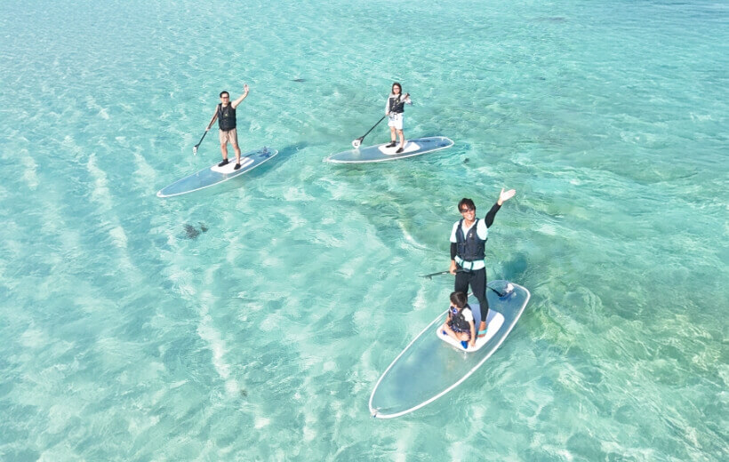 海で遊ぶカップル