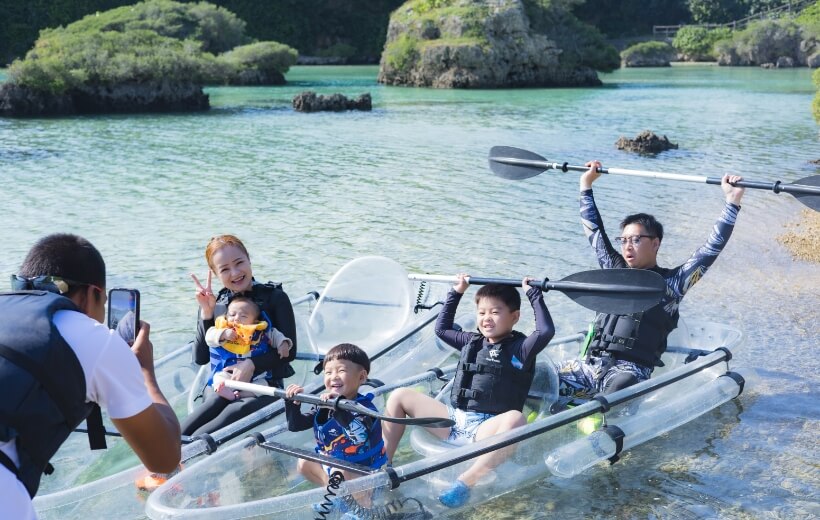 海で遊ぶカップル