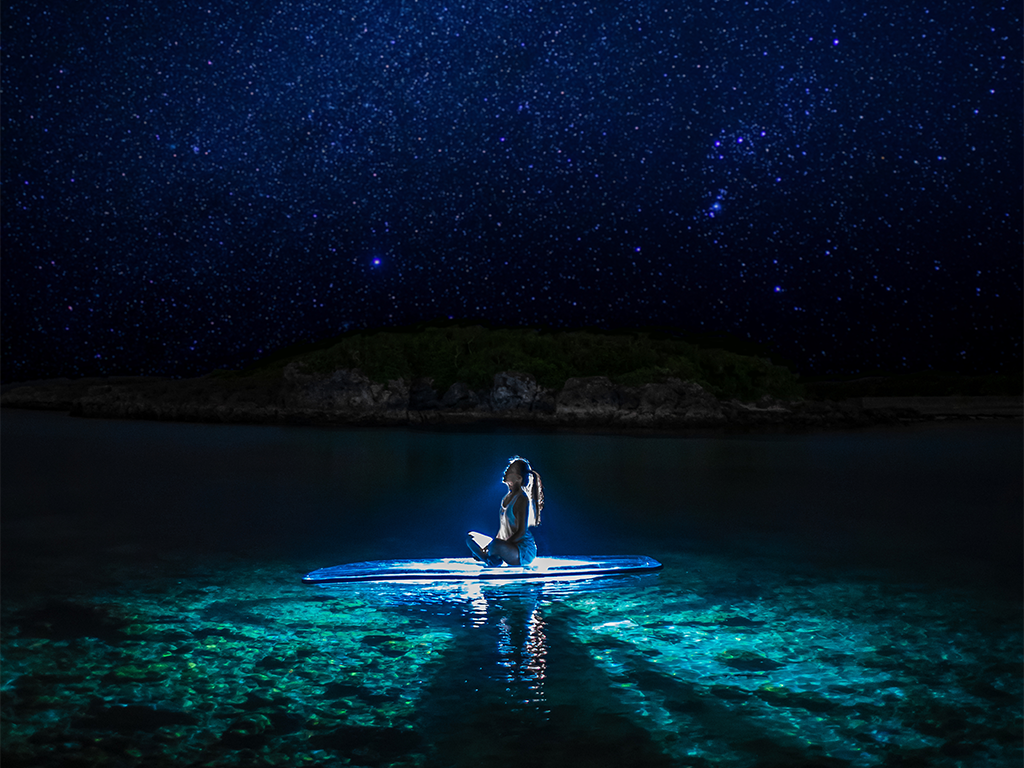 宮古島で星空を眺める女性がクリアサップに乗っています
