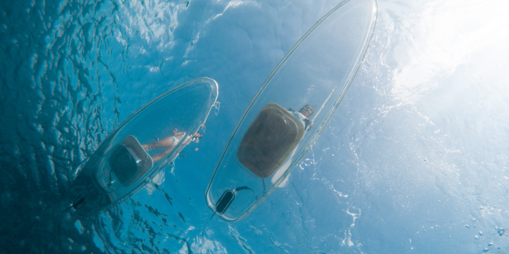 宮古島で透明な海を楽しむカップルがクリアサップに乗っており、水中から見た景色