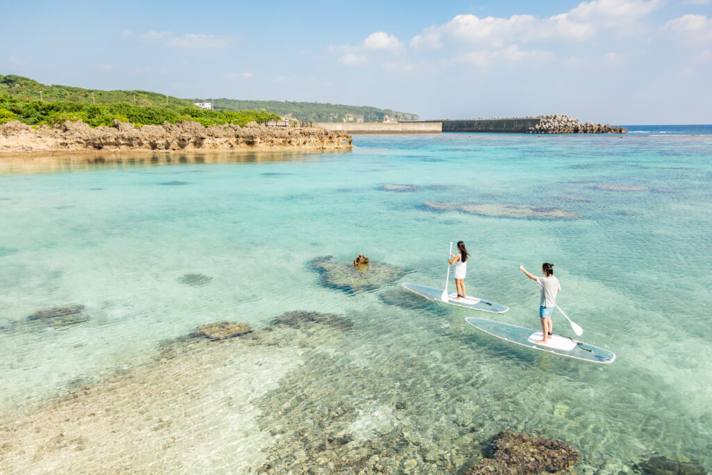 宮古島で青空とクリスタルクリアな海を背景にクリアサップを楽しむ恋人たち