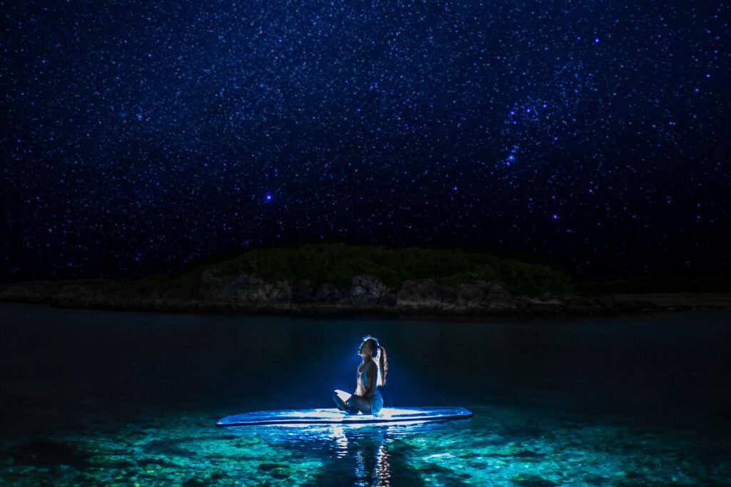 宮古島で星空を眺める女性がクリアサップに乗っています
