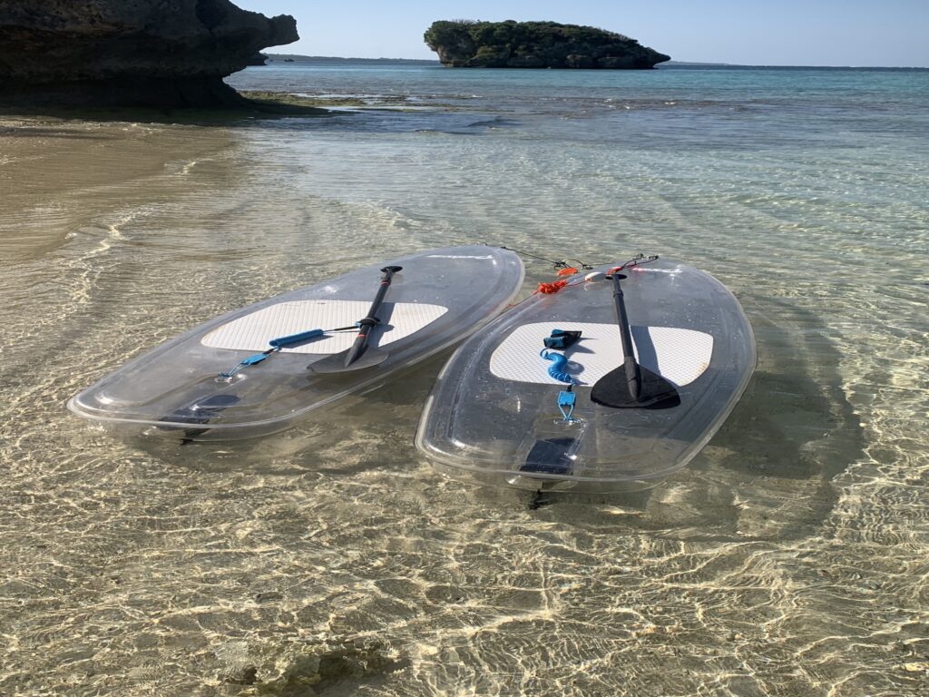 宮古島のビーチにある二枚のクリアサップボード