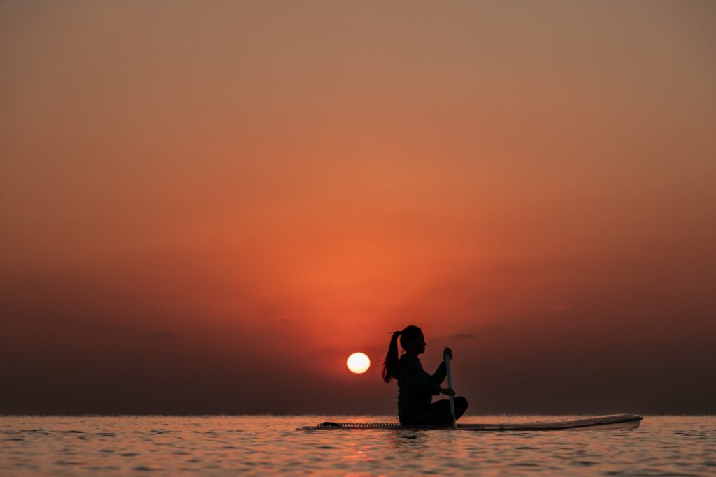 宮古島の夕陽とクリアサップを楽しむ女性