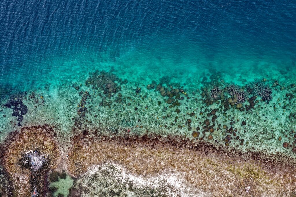 宮古島の海と珊瑚礁をドローンで撮影した写真