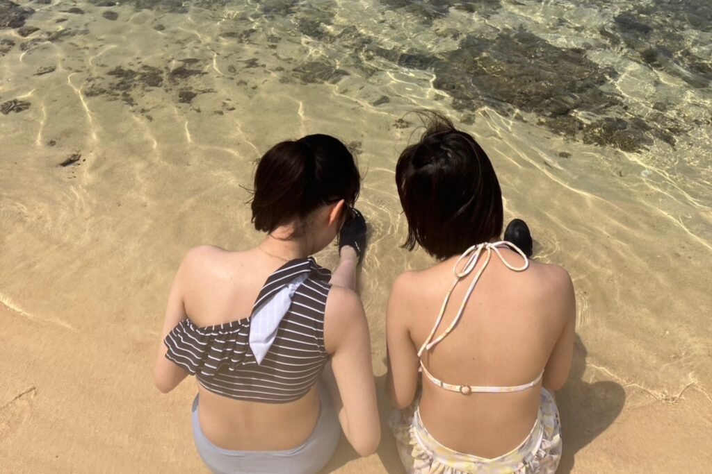 2人の女性と宮古島の透明な海とビーチ