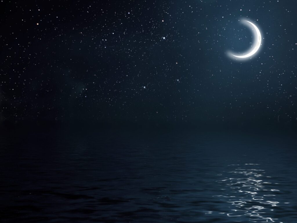 宮古島の上に月がかかる星空と海