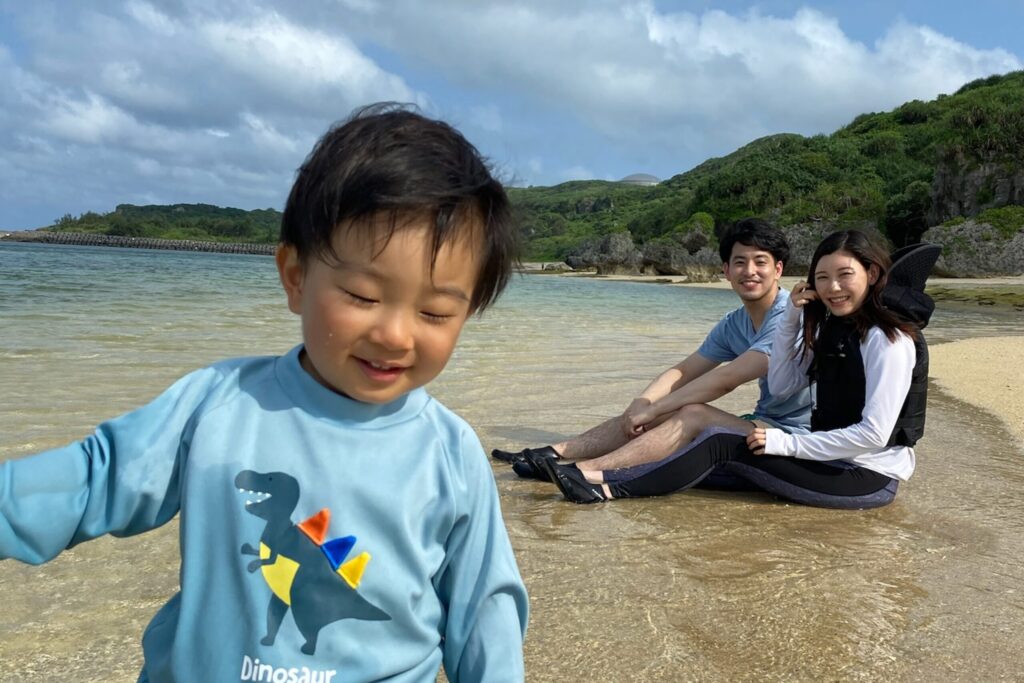 宮古島のビーチの浅瀬で笑っている家族