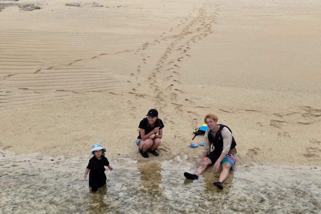 ドローンに向かって水を投げる子供