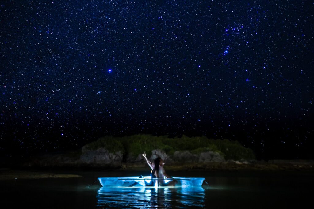 宮古島の星空をカヤックで鑑賞しているカップル
