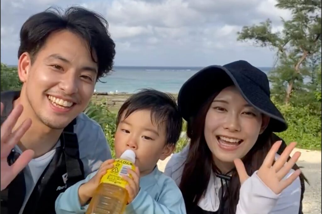 宮古島のビーチの前でさんぴん茶をのんでる子供と夫婦の家族写真