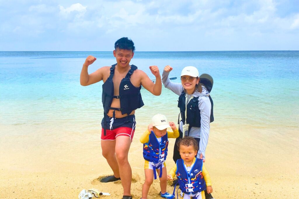 宮古島のビーチの前でポージングをとる家族