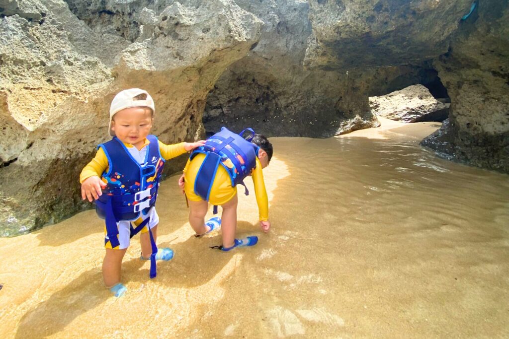 宮古島のビーチで遊ぶ男の子2人