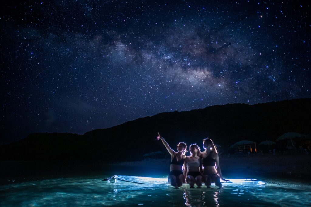 クリアサップと水着の女性三人と満点の星空と天の川