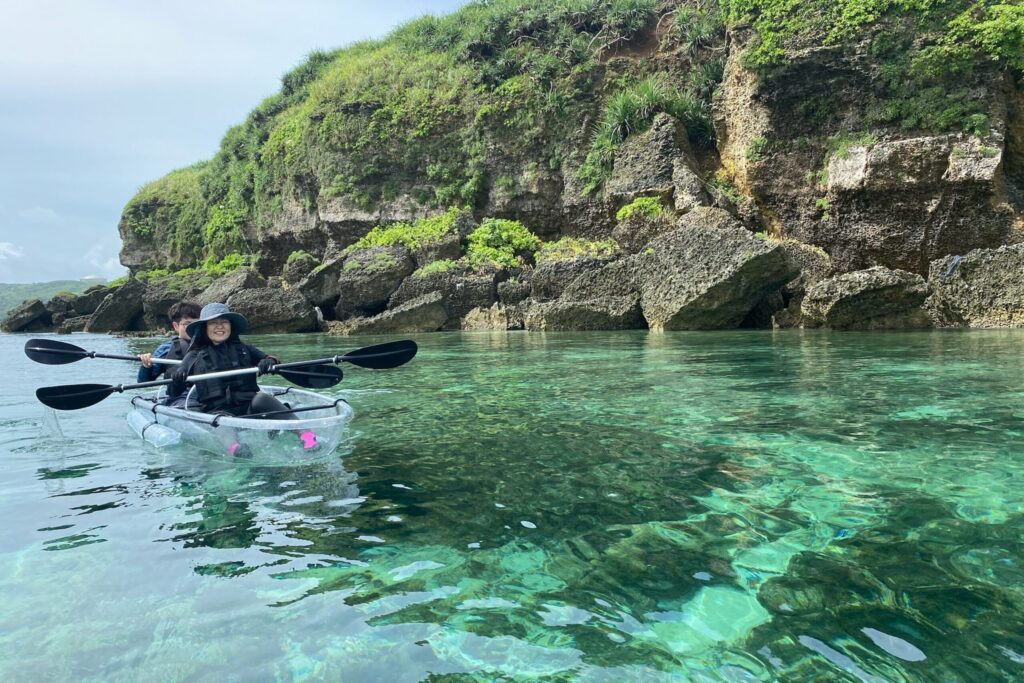 透明度の高い宮古島の海でクリアカヤックツアーを楽しむ親子