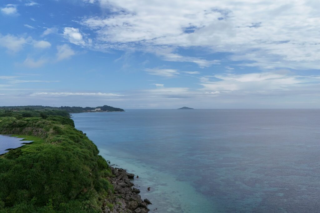 ドローンで撮影した大神島と宮古島の海