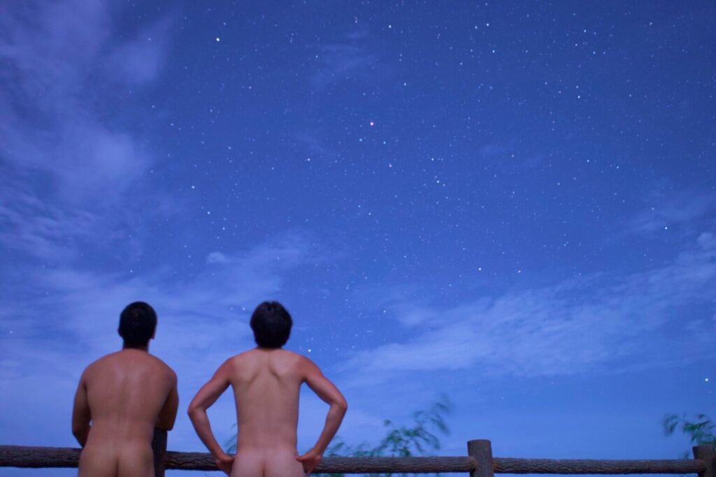 ケツ丸出しの男2人と宮古島の星空