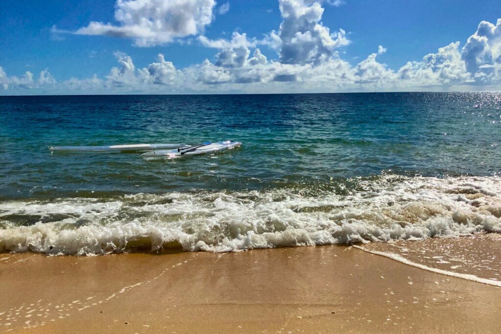 砂浜と浅瀬に浮いているクリアサップ