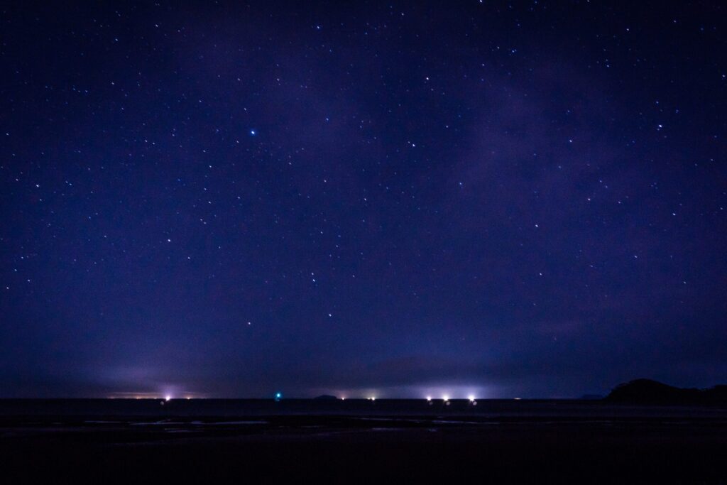 夜景と星空