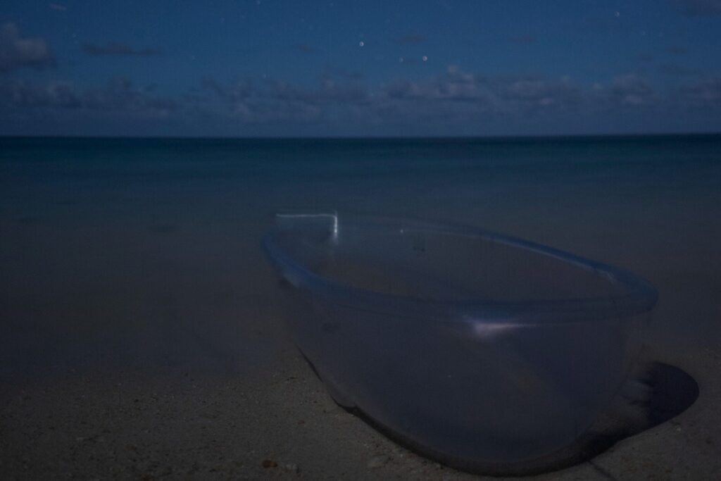 夜の海と星空とクリアカヤック