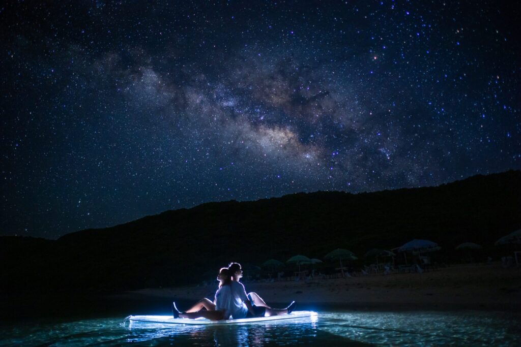 クリアサップの上で星空を見るカップル､宮古島