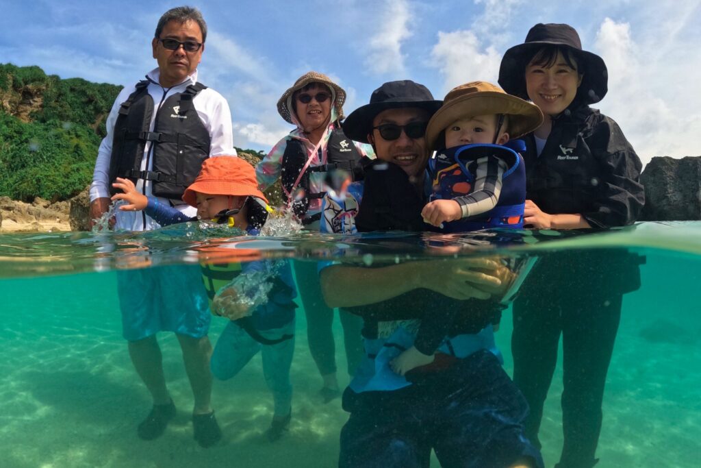 家族の記念写真、宮古島、　半分水中