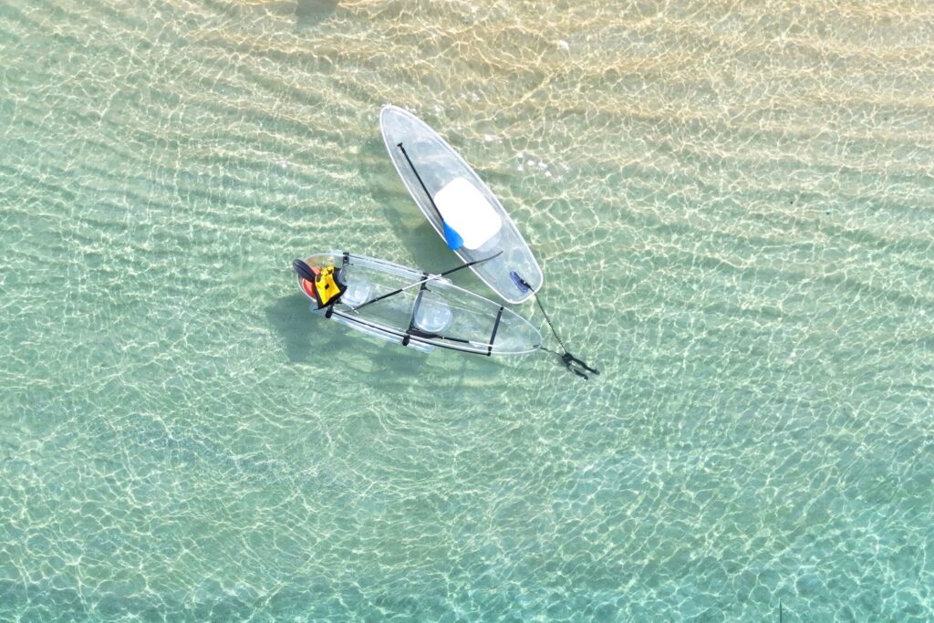 海に浮かんでいるクリアサップとクリアカヤック