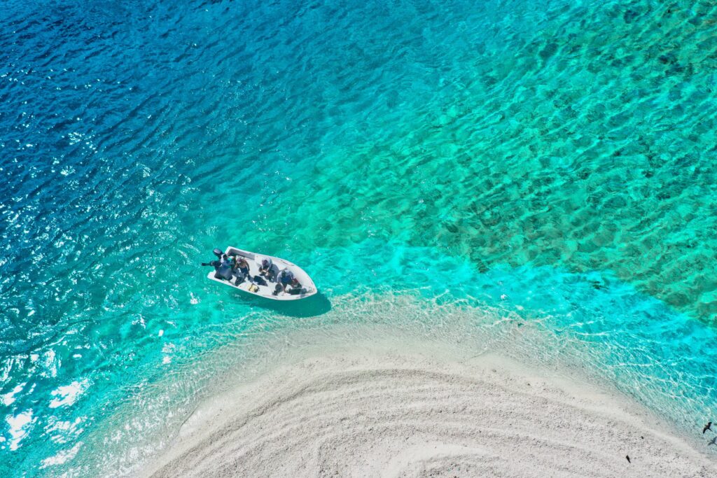 ボートでユニの浜に上陸してる写真