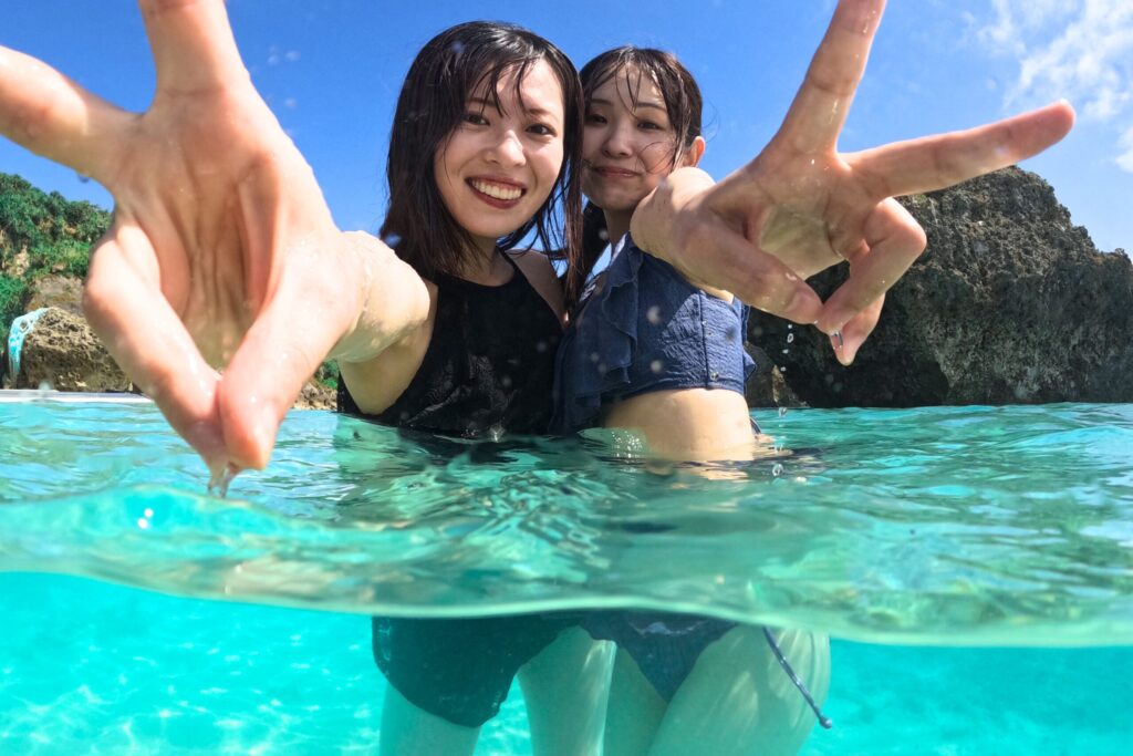 女性の水着の2人の写真