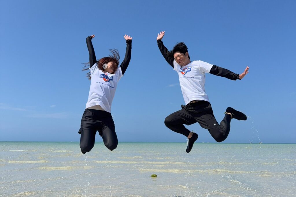 ユニの浜､カップル､ジャンプ