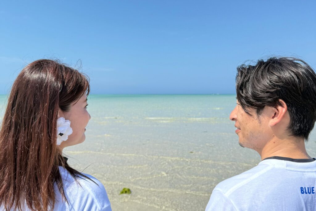 宮古島､ユニの浜､カップル､見つめ合う､おそろいコーデ