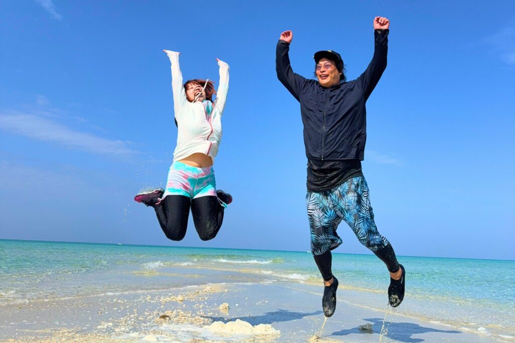 宮古島､ユニの浜､カップル､ジャンプ