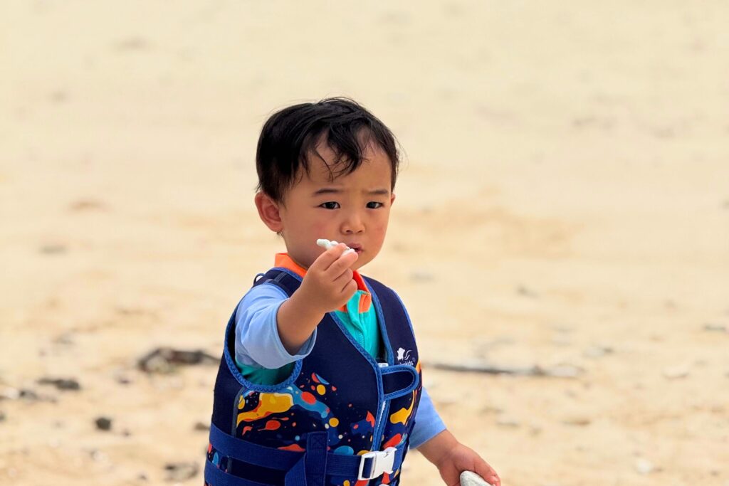 サンゴを掴んで遊ぶ子ども