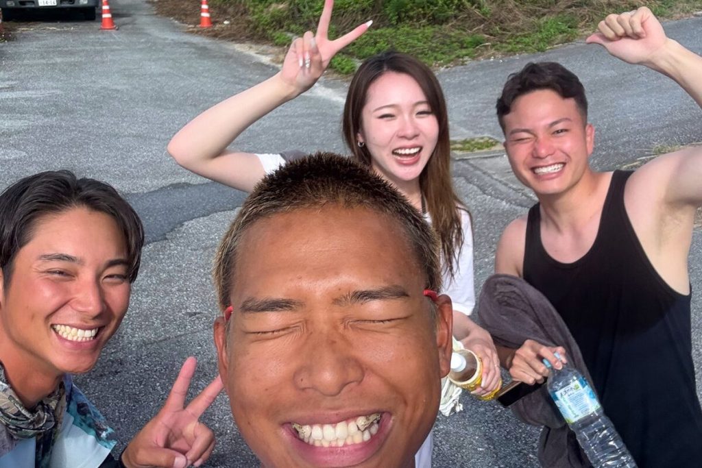 ツアー終わりにみんなで記念撮影。弾ける笑顔の4人