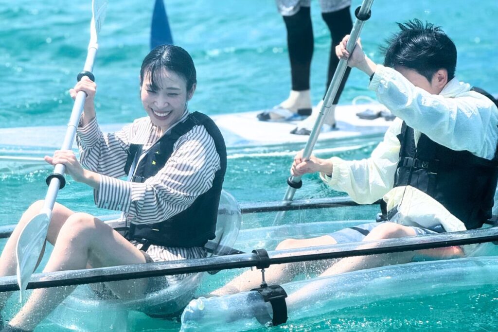 一生懸命にカヤックを漕ぐカップル彼女さんが最高の笑顔