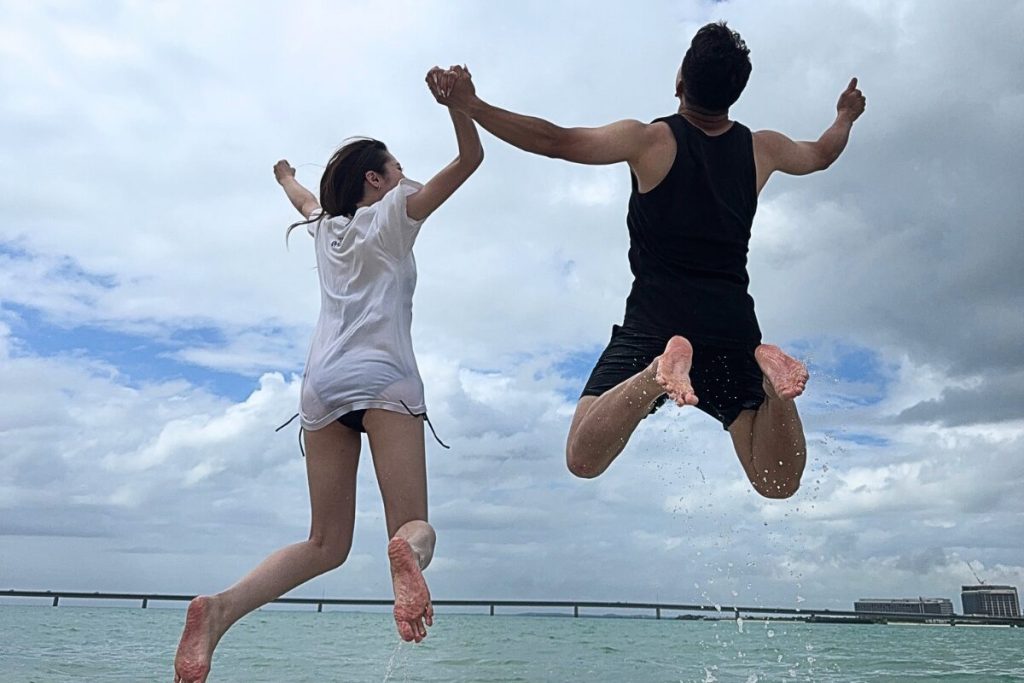 2人で手を繋いで青春ジャンプ。りくくんが飛びすぎ