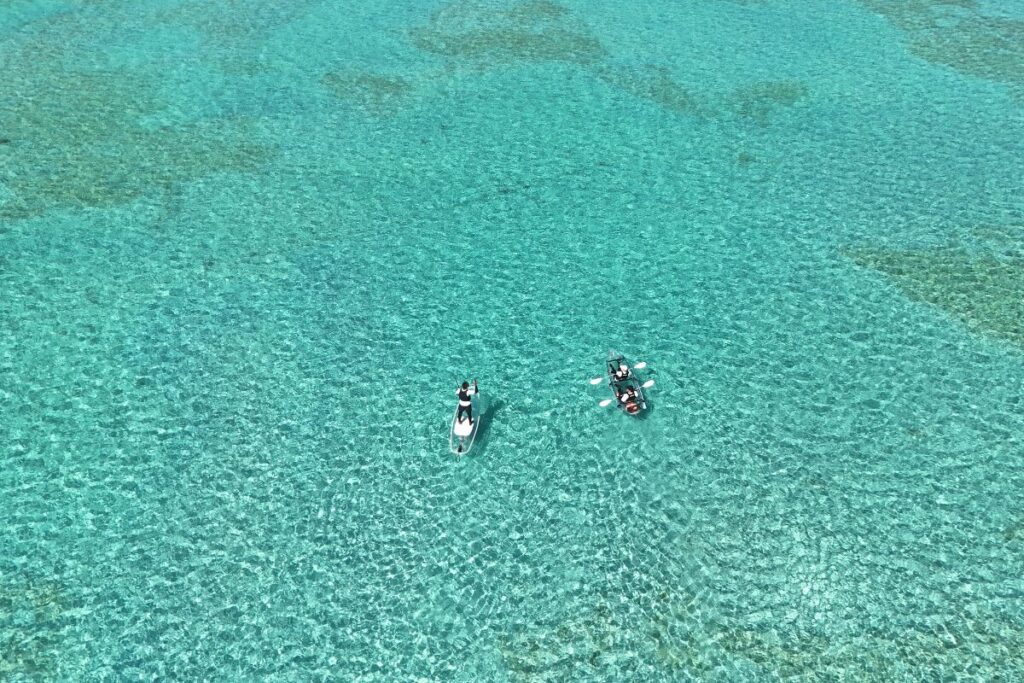キラッキラに輝くユニの浜に向かう道中 海のど真ん中にお客様とガイドのみ