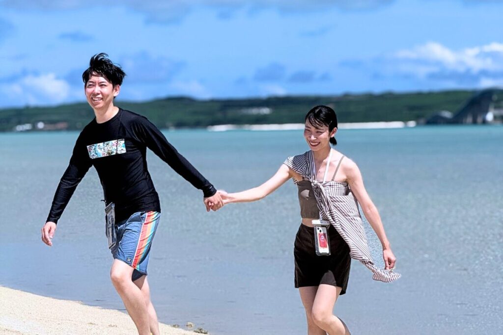 笑顔で手を引く彼氏とそれについていく彼女