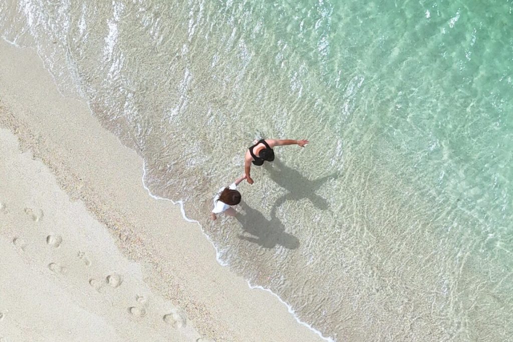 エメラルドグリーンの海辺をさんぽ