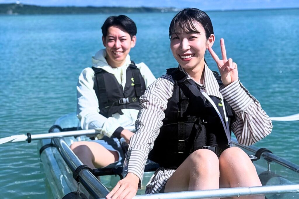 スタート前にカヤックに乗って記念撮影！ 楽しみな感じが伝わる