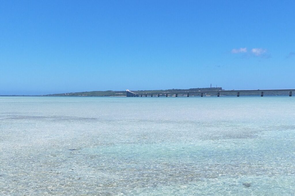 きれいな海と伊良部大橋と雲のない真っ青な空