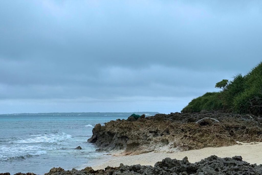 宮古島の曇り空 波も激しく岩場に向かってきている
