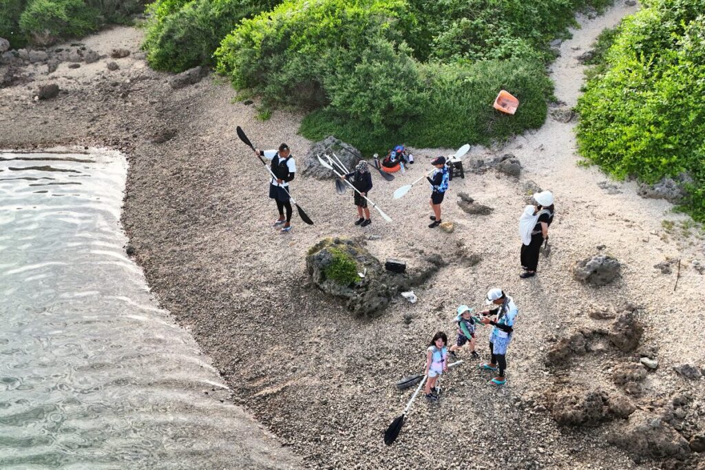 浜でみんなに漕ぎ方のレクチャー 下の子達はドローンに夢中