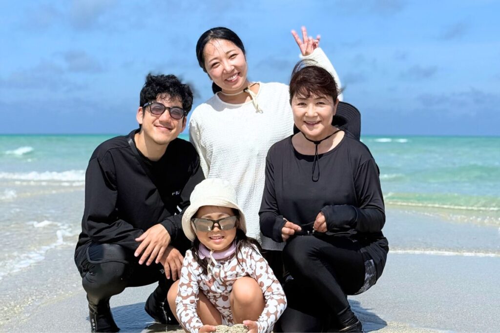家族皆で集合写真 しゃがんで皆ではいチーズ