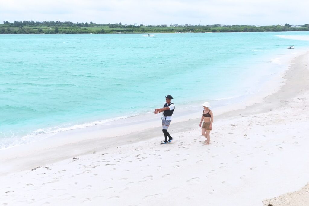 ユニの浜でそーたくんと一緒にお散歩する関戸さん