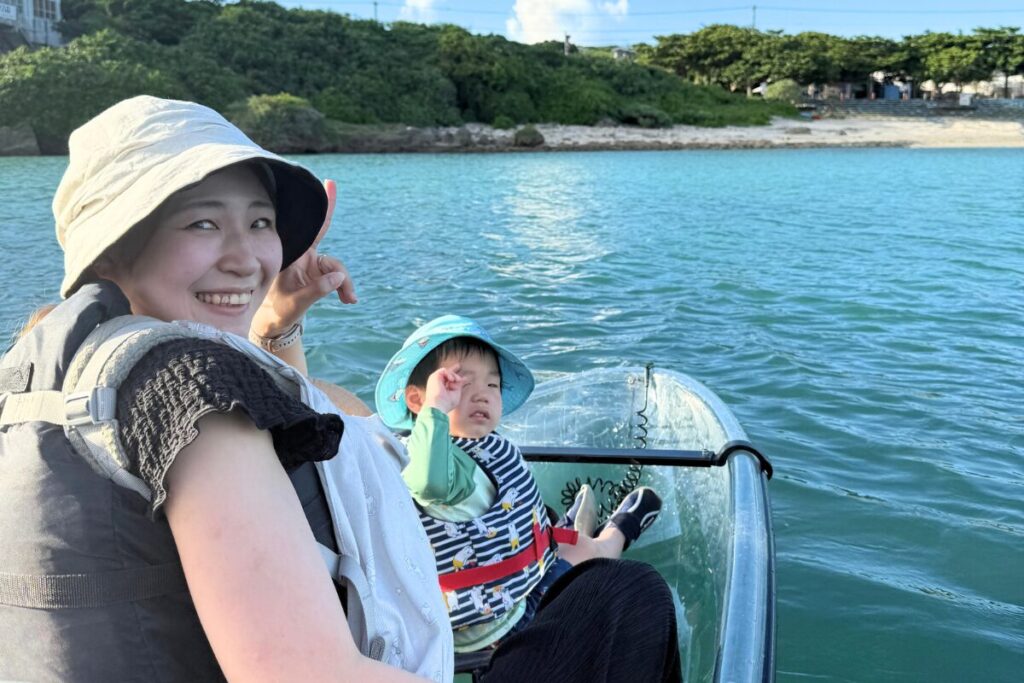 カヤックの上でお母さんの素敵な笑顔と男の子のピース！